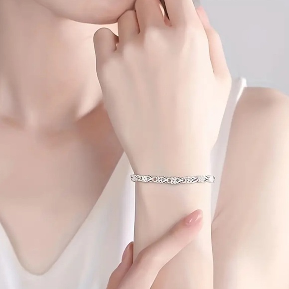 Silver Plated Bracelet Simple Alloy Design for Everyday NWT - Picture 6 of 7